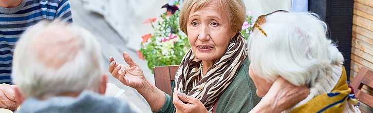 Mehrere ältere Personen im Gespräch