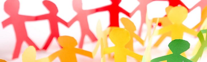 Reihen bunter Figuren aus Papier