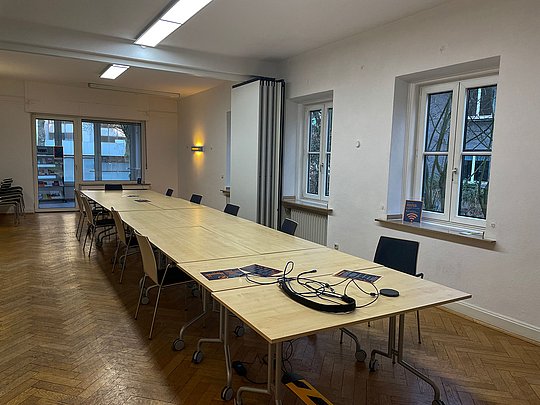 Ein Konferenzraum mit Tisch