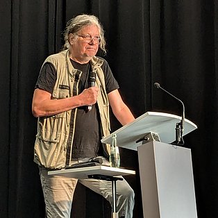 Peter Heemann bei der Jubiläumsveranstaltung der Werkstatt für Solidarität 2025.